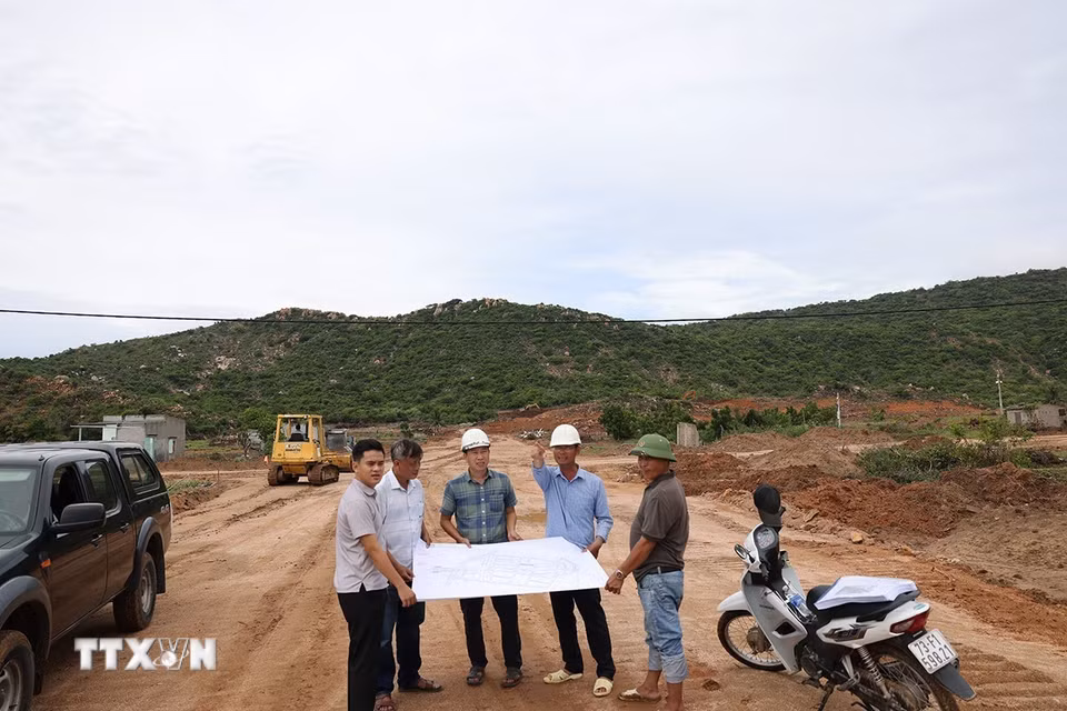 Cán bộ Ban quản lý dự án đầu tư xây dựng tỉnh Khánh Hòa kiểm tra thực tế tiến độ thi công khu tái định cư Nhà máy điện hạt nhân Ninh Thuận 2, ở địa bàn xã Vĩnh Hải, tỉnh Khánh Hòa. (Ảnh: Vũ Sinh/TTXVN)