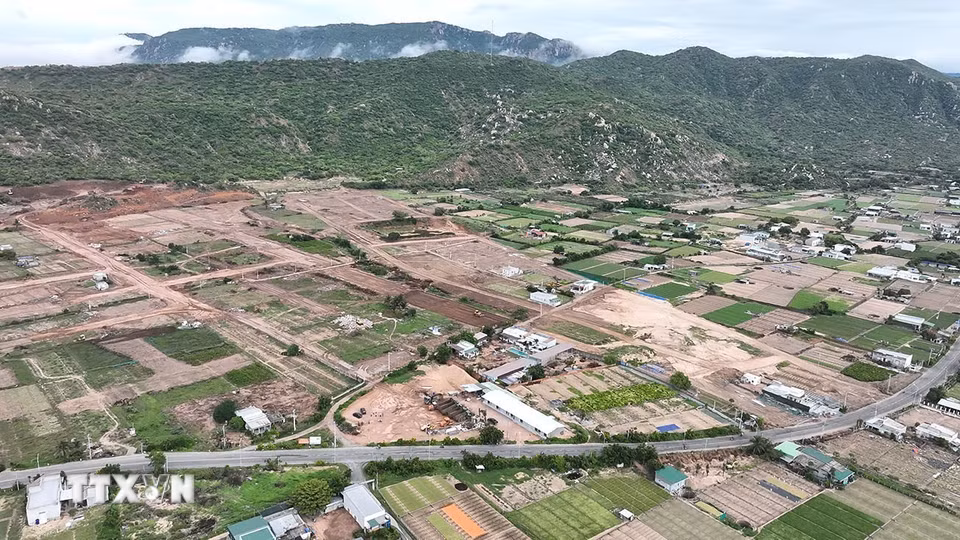 Khu tái định cư Nhà máy điện hạt nhân Ninh Thuận 2 có tổng diện tích 31,8 ha, thuộc địa bàn xã Vĩnh Hải, tỉnh Khánh Hòa, đến thời điểm hiện nay đạt khoảng 95% so với kế hoạch. (Ảnh: Vũ Sinh/TTXVN)