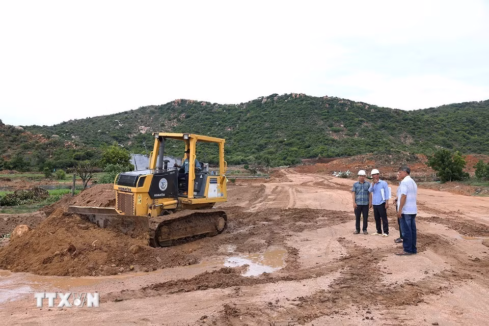 Cán bộ Ban quản lý dự án đầu tư xây dựng tỉnh Khánh Hòa kiểm tra thực tế tiến độ thi công khu tái định cư Nhà máy điện hạt nhân Ninh Thuận 2, tại địa bàn xã Vĩnh Hải, đến thời điểm hiện nay đạt khoảng 95% so với kế hoạch. (Ảnh: Vũ Sinh/TTXVN)