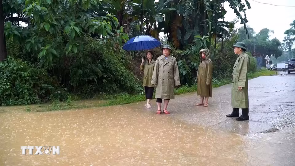 Lãnh đạo xã Linh Sơn, Thanh Hóa xuống hiện trường hỗ trợ người dân di dời đến nơi an toàn. (Ảnh: Nguyễn Nam/TTXVN)