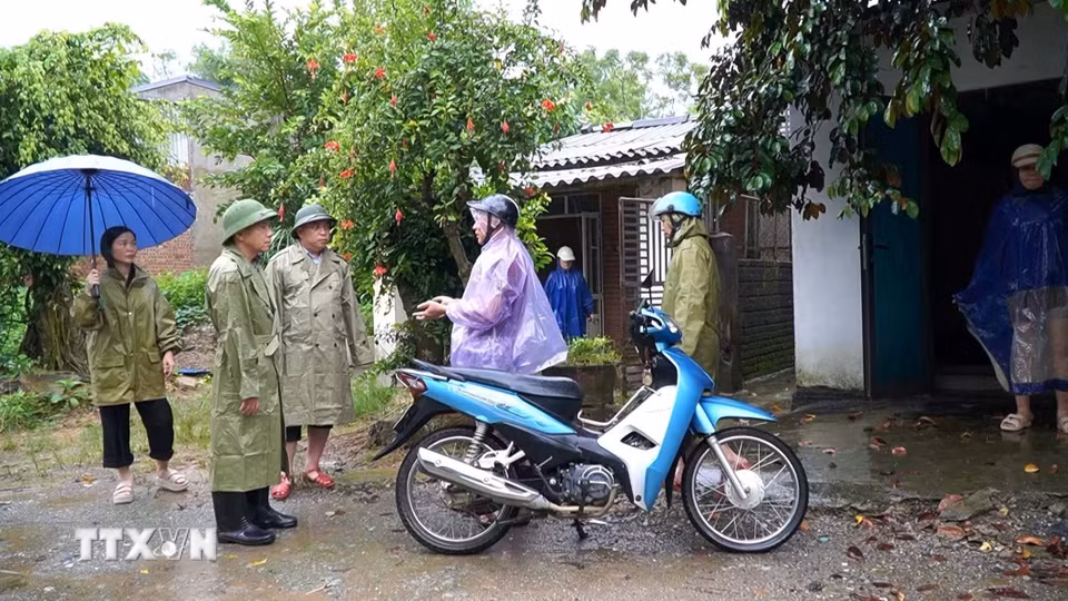 Lãnh đạo xã Linh Sơn, Thanh Hóa xuống hiện trường hỗ trợ người dân di dời đến nơi an toàn. (Ảnh: Nguyễn Nam/TTXVN)