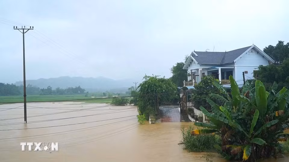 Nhà dân ở Thanh Hóa ngập sâu trong biển nước. (Ảnh: Nguyễn Nam/TTXVN)