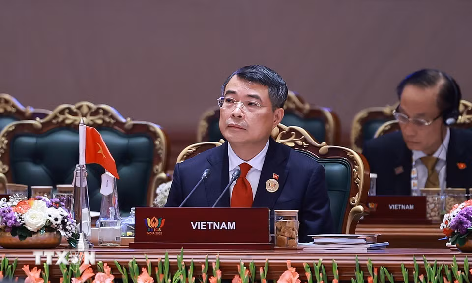 Thủ tướng Lê Minh Hưng phát biểu tại phiên họp về “Tự cường, đổi mới sáng tạo, hợp tác và phát triển bền vững: Định hình tương lai tăng trưởng bao trùm toàn cầu”. (Ảnh: Dương Giang/TTXVN)