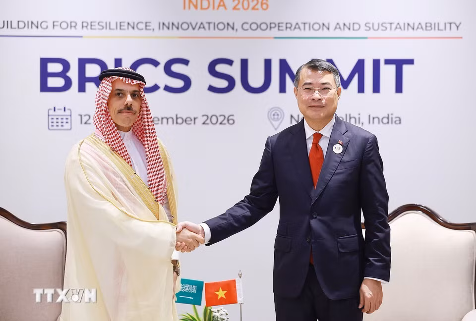 Thủ tướng Chính phủ Lê Minh Hưng gặp Bộ trưởng Ngoại giao Saudi Arabia Faisal bin Farhan Al Saud. (Ảnh: Dương Giang/TTXVN)