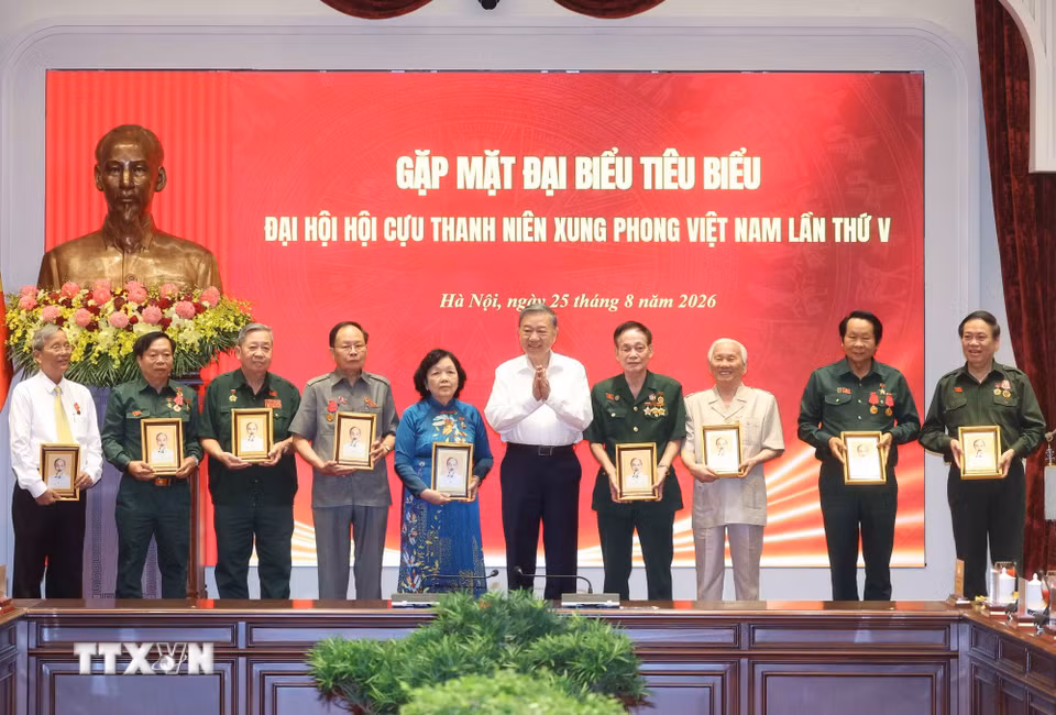 Tổng Bí thư, Chủ tịch nước Tô Lâm tặng chân dung Chủ tịch Hồ Chí Minh cho các đại biểu. (Ảnh: Thống Nhất/TTXVN)