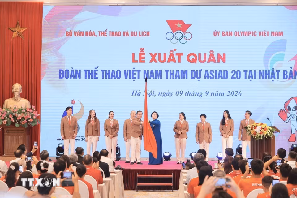 Phó Thủ tướng Phạm Thị Thanh Trà trao cờ cho đoàn Thể thao Việt Nam tham dự ASIAD 20. (Ảnh: Minh Quyết/TTXVN)