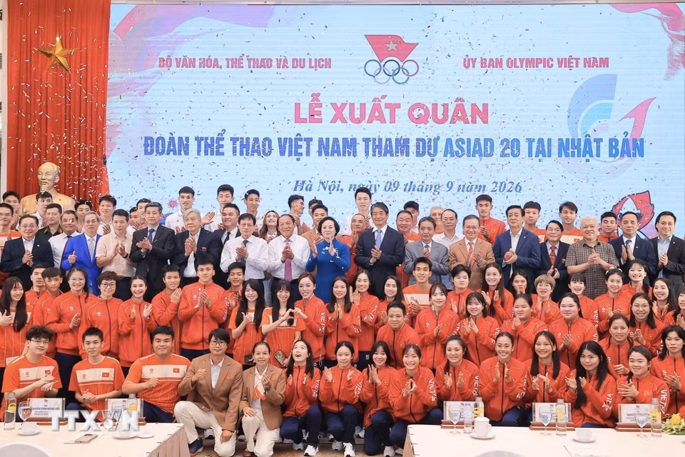 Phó Thủ tướng Phạm Thị Thanh Trà chụp ảnh với đại biểu và thành viên đoàn Thể thao Việt Nam tham dự ASIAD 20. (Ảnh: Minh Quyết/TTXVN)