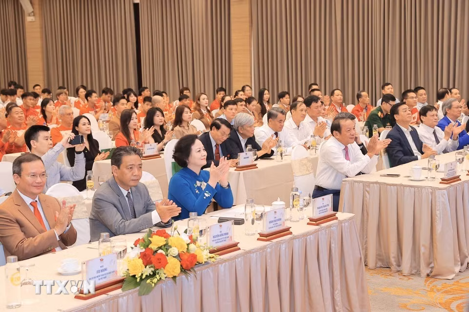 Bí thư Trung ương Đảng, Phó Thủ tướng Phạm Thị Thanh Trà cùng các đại biểu tham dự lễ xuất quân. (Ảnh: Minh Quyết/TTXVN)