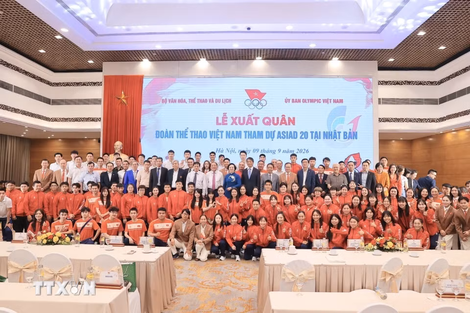 Phó Thủ tướng Phạm Thị Thanh Trà chụp ảnh với đại biểu và thành viên đoàn Thể thao Việt Nam tham dự ASIAD 20. (Ảnh: Minh Quyết/TTXVN)