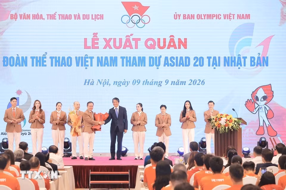 Đại sứ Nhật Bản tại Việt Nam Ito Naoki tặng hoa đoàn Thể thao Việt Nam tham dự ASIAD 20. (Ảnh: Minh Quyết/TTXVN)