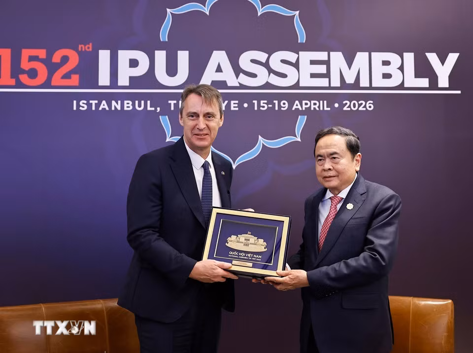 Chủ tịch Quốc hội Trần Thanh Mẫn hội kiến Chủ tịch Thượng viện Bỉ Vincent Blondel. (Ảnh: Doãn Tấn/TTXVN)