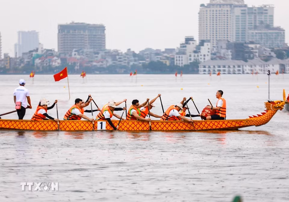 Cuộc đua diễn ra quyết liệt khi các đội liên tục bám đuổi, tạo nên những khoảnh khắc kịch tính trên mặt nước Hồ Tây. (Ảnh: Khánh Hòa/TTXVN)