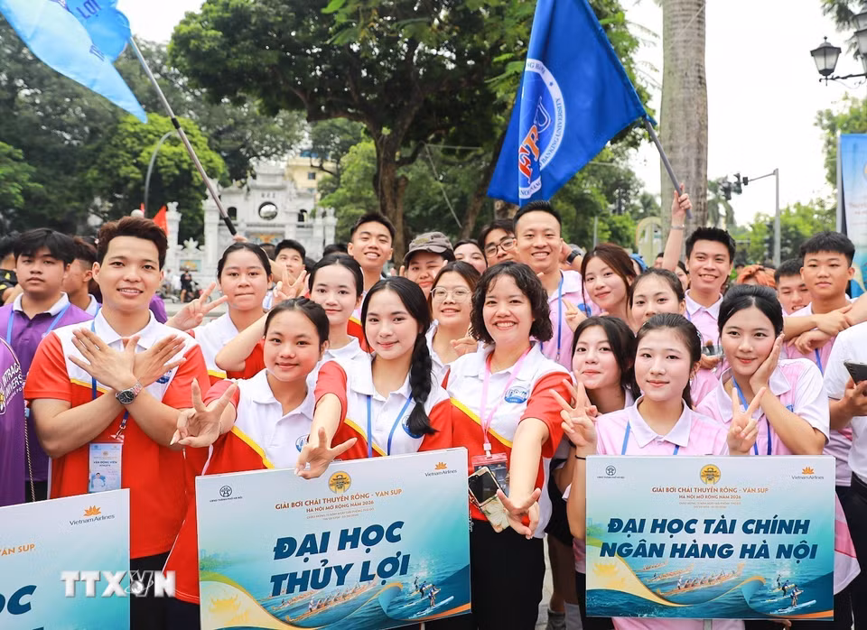 Giải Bơi chải thuyền rồng - ván SUP Hà Nội mở rộng năm 2026 với sự tham gia của gần 900 vận động viên. (Ảnh: Khánh Hòa/TTXVN)