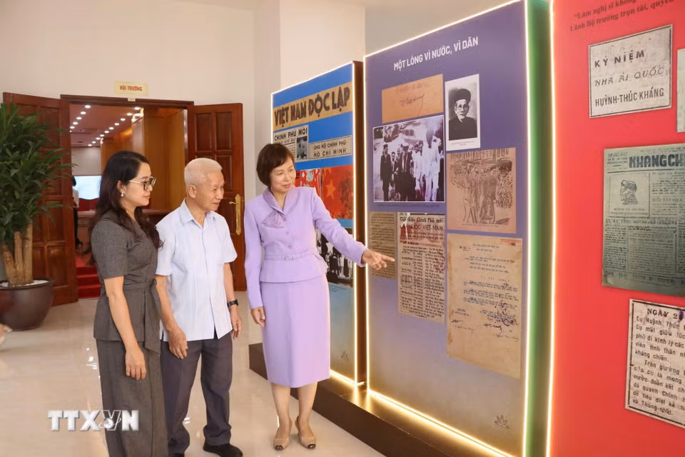 Đại biểu tìm hiểu thông tin về nhà chiến sỹ yêu nước Huỳnh Thúc Kháng tại khu trưng bày sự kiện. (Ảnh: Vũ Hoàng Giang/TTXVN)