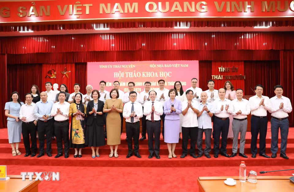 Các đại biểu chụp ảnh lưu niệm tại Hội thảo. (Ảnh: Vũ Hoàng Giang/TTXVN)