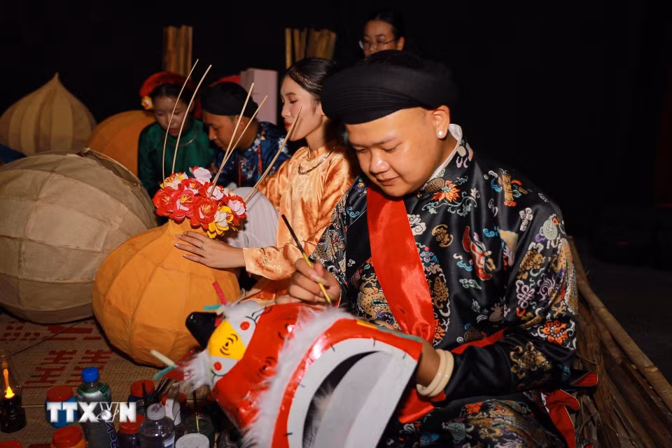 Người trẻ trình diễn tương tác, đưa những sản phẩm đồ chơi Trung thu vào không gian sáng tạo đương đại. (Ảnh: Khánh Hòa/TTXVN)