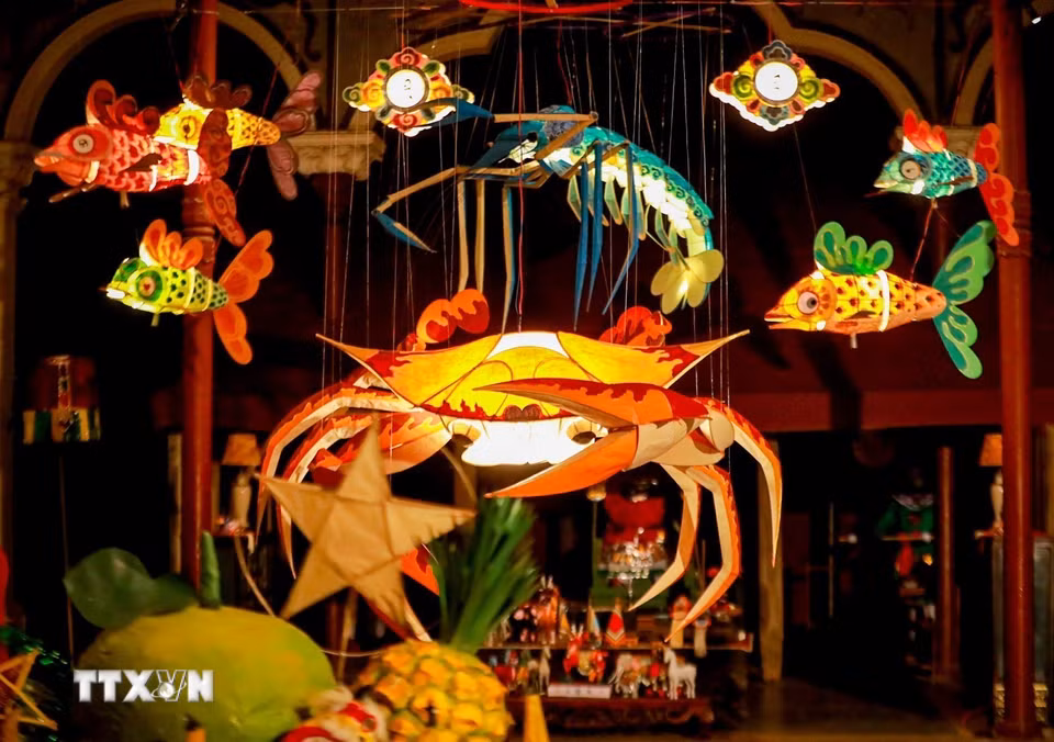Không gian “Lưu trăng” rực rỡ sắc màu Trung thu truyền thống giữa lòng phố cổ Hà Nội. (Ảnh: Khánh Hòa/TTXVN)
