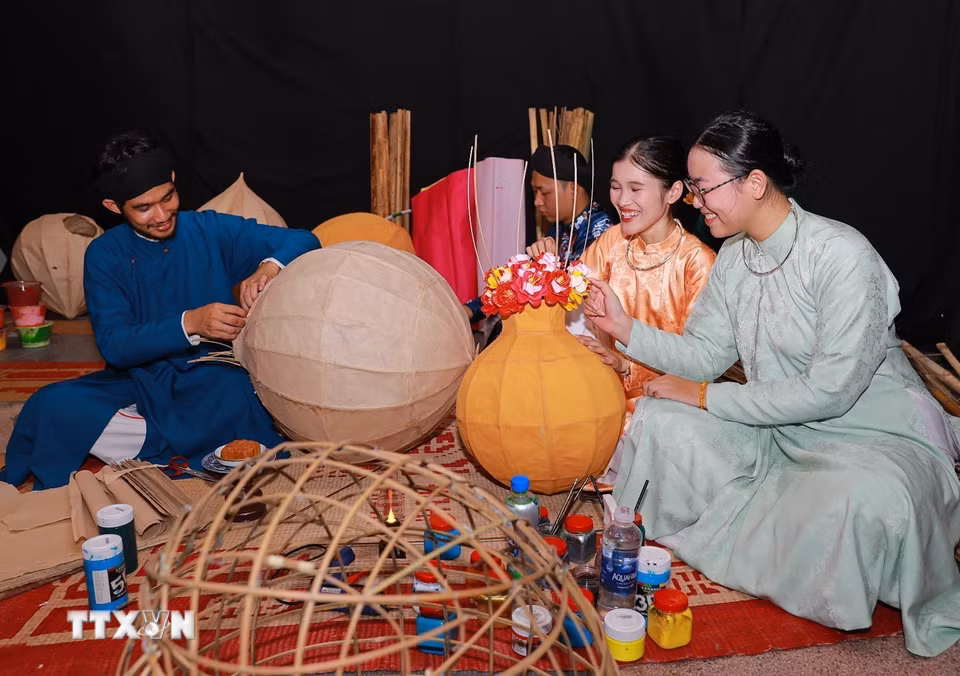 Người trẻ trình diễn tương tác, đưa những sản phẩm đồ chơi Trung thu vào không gian sáng tạo đương đại. (Ảnh: Khánh Hòa/TTXVN)