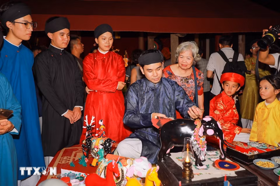 Người trẻ trình diễn tương tác, đưa những sản phẩm đồ chơi Trung thu vào không gian sáng tạo đương đại. (Ảnh: Khánh Hòa/TTXVN)