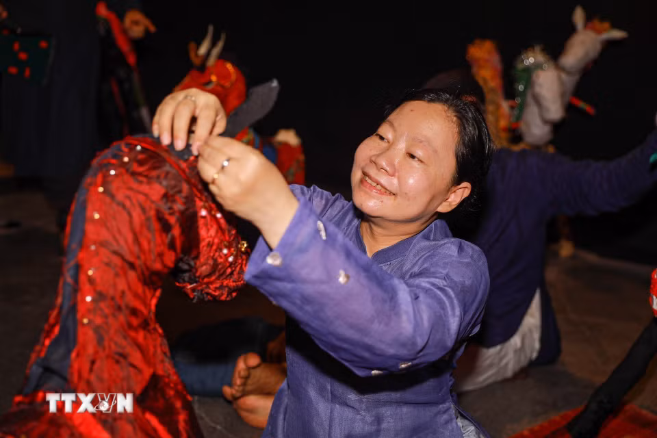 Nghệ nhân trực tiếp thực hành làm đồ chơi dân gian. (Ảnh: Khánh Hòa/TTXVN)