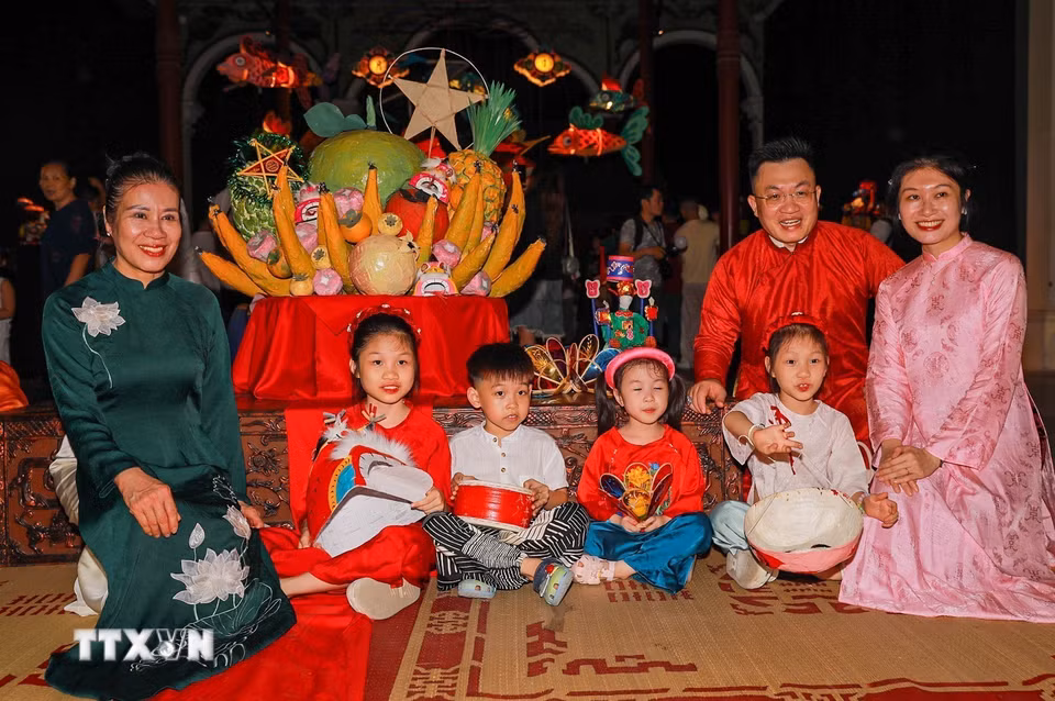 Khách tham quan thích thú khám phá những món đồ chơi gắn với Tết Trung thu truyền thống. (Ảnh: Khánh Hòa/TTXVN)