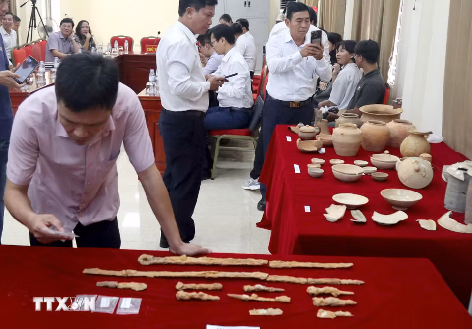 Nhiều đồ tùy táng được phát hiện, gồm bình, chén, bát, nồi, vò, lọ bằng gốm sành; tiền Ngũ Thù; dao, đao, kiếm bằng sắt; đồ đồng; hạt chuỗi thủy tinh và các hạt, lá kim loại màu vàng.(Ảnh: Văn Tý/TTXVN)