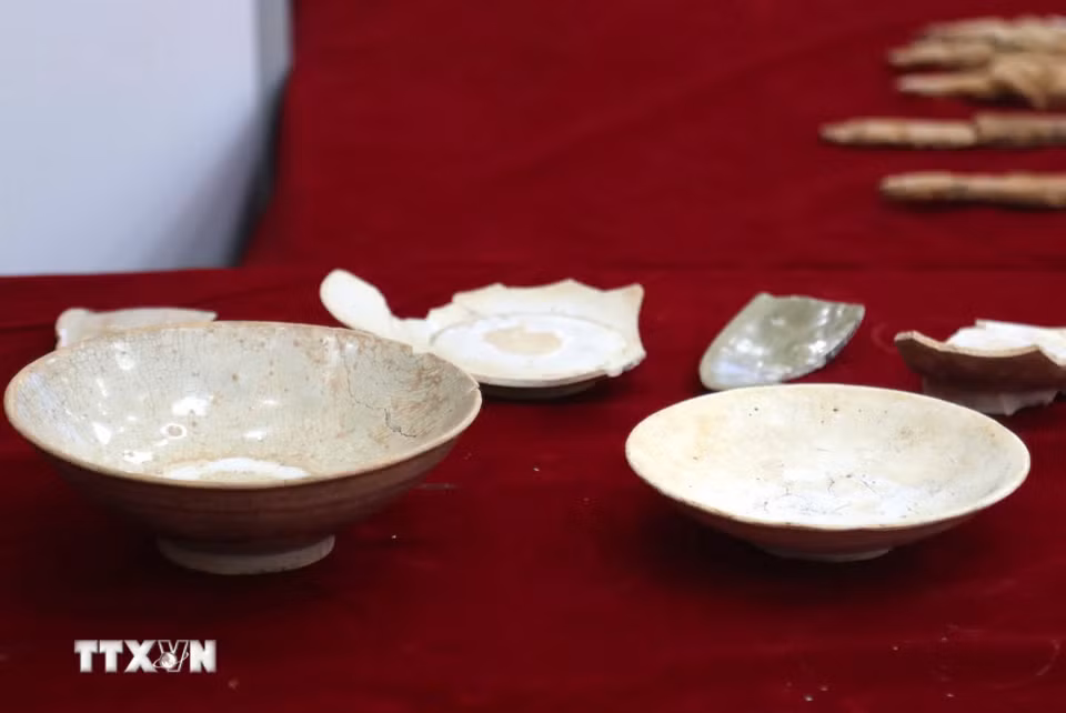 Nhiều đồ tùy táng được phát hiện, gồm bình, chén, bát, nồi, vò, lọ bằng gốm sành; tiền Ngũ Thù; dao, đao, kiếm bằng sắt; đồ đồng; hạt chuỗi thủy tinh và các hạt, lá kim loại màu vàng. (Ảnh: Văn Tý/TTXVN)