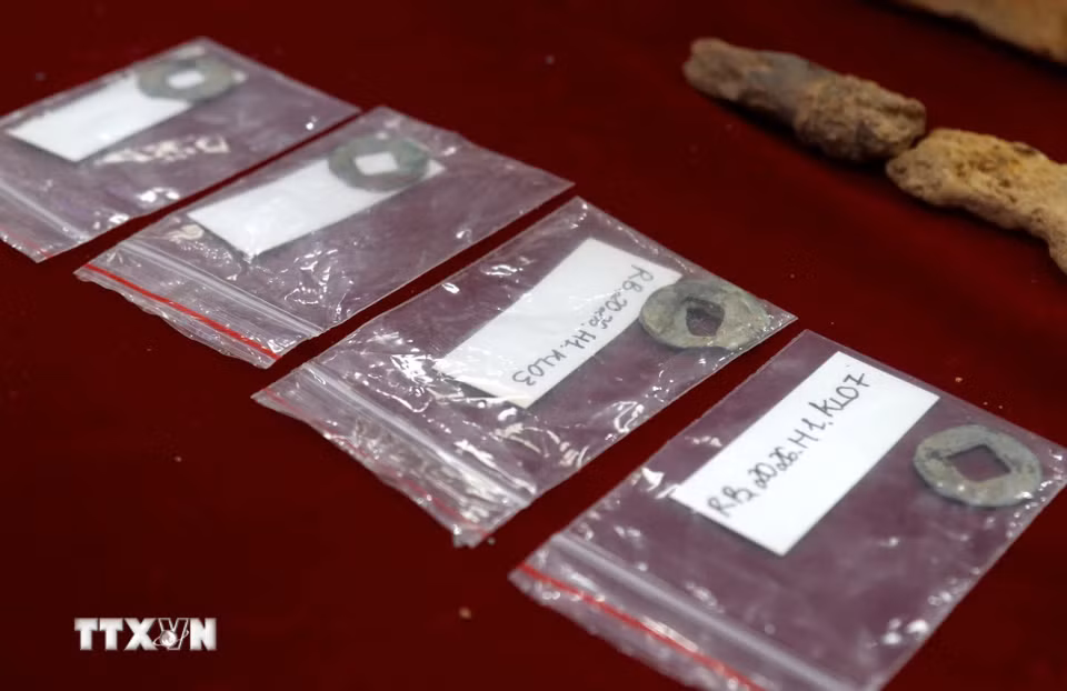 Tiền Ngũ Thù được phát hiện trong quá trình khai quật. (Ảnh: Văn Tý/TTXVN)