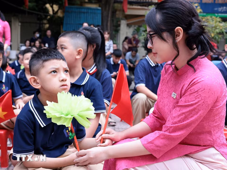 Các cô trường Phổ thông Cơ sở Xã Đàn động viên học sinh lớp 1 trong ngày khai giảng. (Ảnh: Trần Việt/TTXVN)