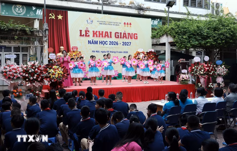 Các em học sinh trường Phổ thông Cơ sở Xã Đàn biểu diễn văn nghệ ngày khai giảng.(Ảnh: Trần Việt/TTXVN)