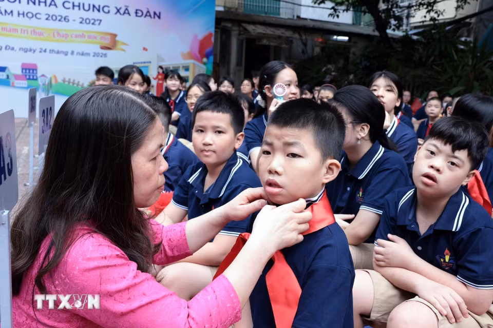 Các cô trường Phổ thông Cơ sở Xã Đàn động viên học sinh lớp 1 trong ngày khai giảng. (Ảnh: Trần Việt/TTXVN)