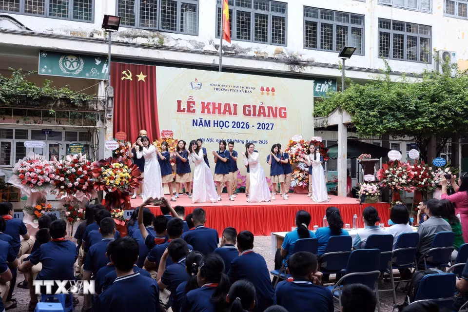 Các em học sinh trường Phổ thông Cơ sở Xã Đàn biểu diễn văn nghệ ngày khai giảng. (Ảnh: Trần Việt/TTXVN)