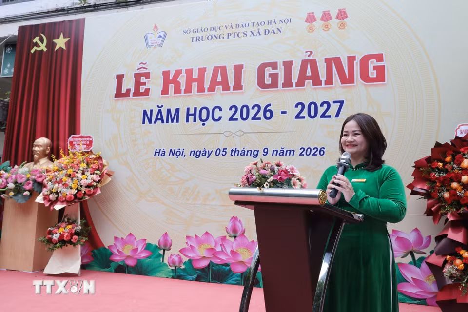 Hiệu trưởng Lương Thu Hòa phát biểu khai giảng năm học mới. (Ảnh: Trần Việt/TTXVN)