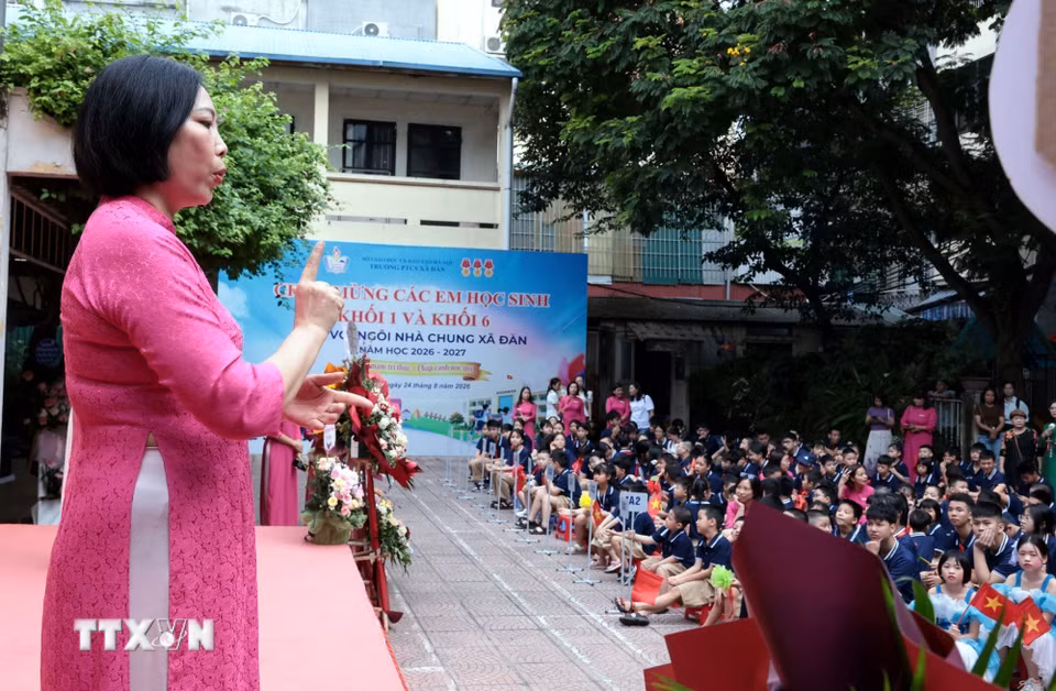 Ngôn ngữ đặc biệt của các cô trường Phổ thông Cơ sở Xã Đàn ngày khai giảng. (Ảnh: Trần Việt/TTXVN)