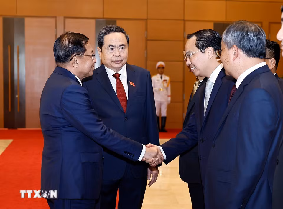 Chủ tịch Quốc hội Trần Thanh Mẫn và đoàn đại biểu Việt Nam đón Tổng thống nước Cộng hòa Liên bang Myanmar Min Aung Hlaing. (Ảnh: Doãn Tấn/TTXVN)