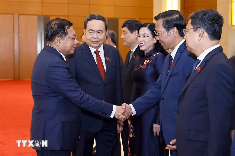 Chủ tịch Quốc hội Trần Thanh Mẫn và đoàn đại biểu Việt Nam đón Tổng thống nước Cộng hòa Liên bang Myanmar Min Aung Hlaing. (Ảnh: Doãn Tấn/TTXVN)