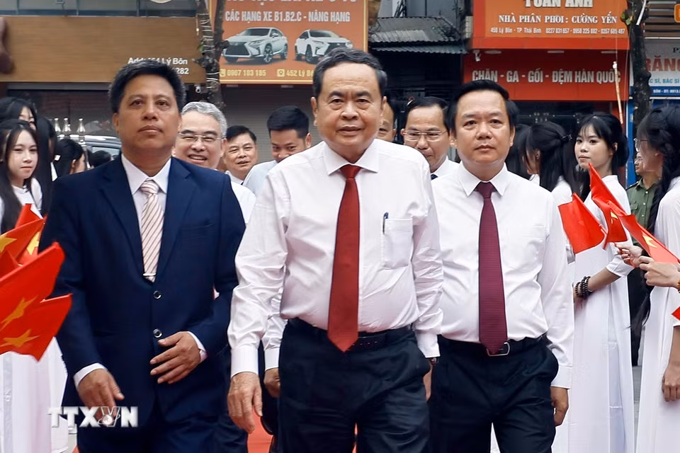 Chủ tịch Quốc hội Trần Thanh Mẫn dự Lễ khai giảng năm học 2026-2027 tại Trường Trung học phổ thông Lê Quý Đôn ở phường Trần Hưng Đạo, tỉnh Hưng Yên. (Ảnh: Doãn Tấn/TTXVN)