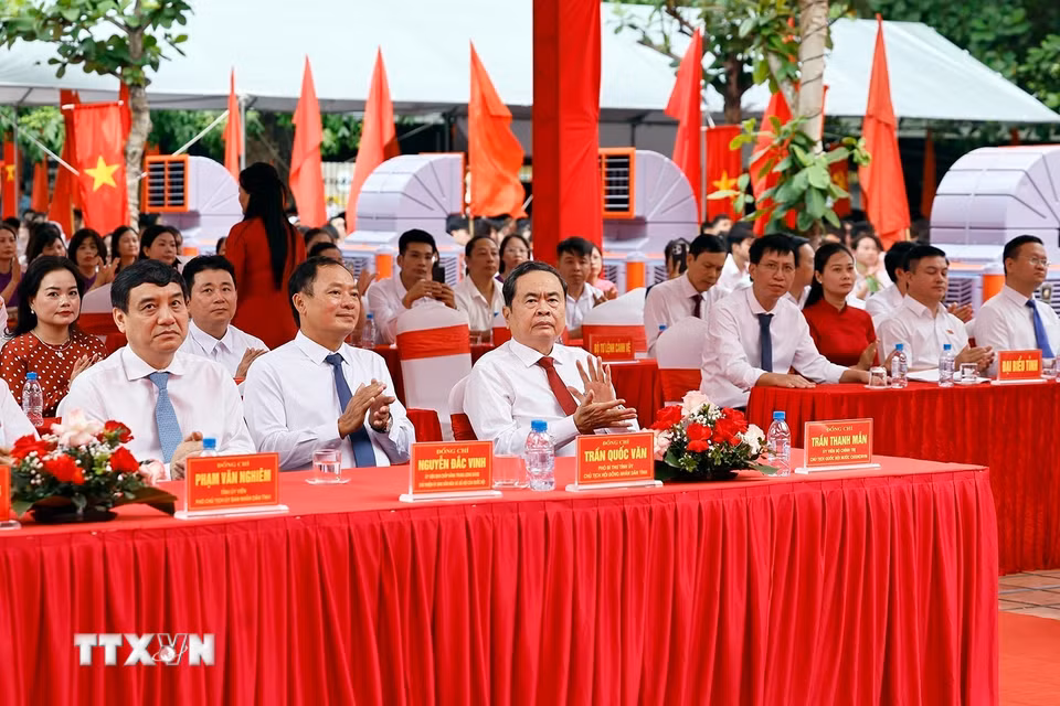 Chủ tịch Quốc hội Trần Thanh Mẫn dự Lễ khai giảng năm học 2026-2027 tại Trường Trung học phổ thông Lê Quý Đôn ở phường Trần Hưng Đạo, tỉnh Hưng Yên. (Ảnh: Doãn Tấn/TTXVN)