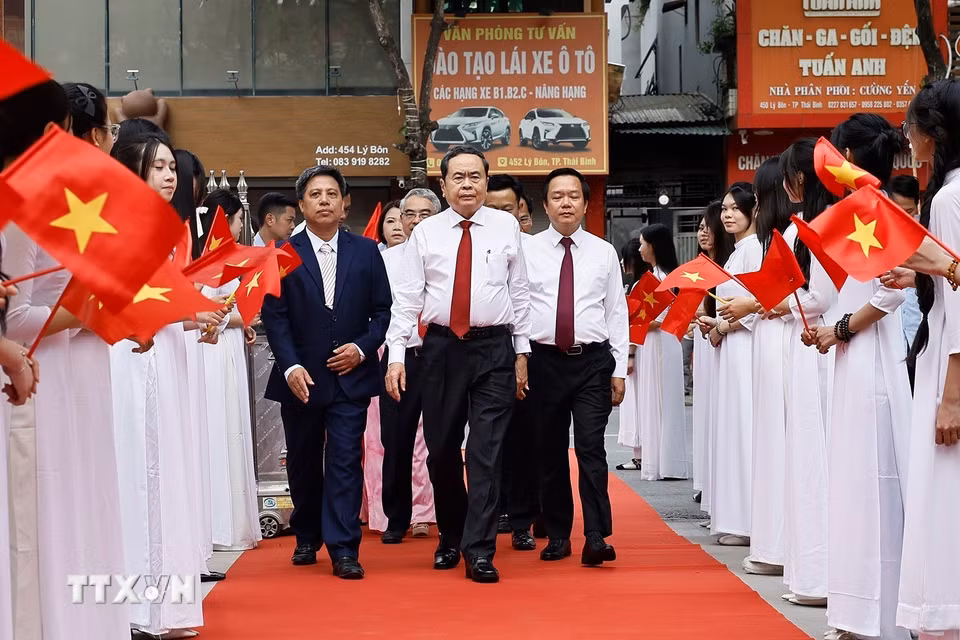 Chủ tịch Quốc hội Trần Thanh Mẫn dự Lễ khai giảng năm học 2026-2027 tại Trường Trung học phổ thông Lê Quý Đôn ở phường Trần Hưng Đạo, tỉnh Hưng Yên. (Ảnh: Doãn Tấn/TTXVN)