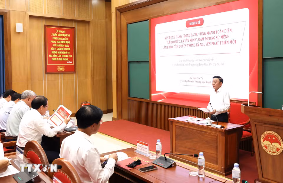 Thường trực Ban Bí thư Trần Cẩm Tú truyền đạt chuyên đề bồi dưỡng kiến thức đối với Ủy viên Trung ương Đảng khóa XIV. (Ảnh: Phương Hoa/TTXVN)