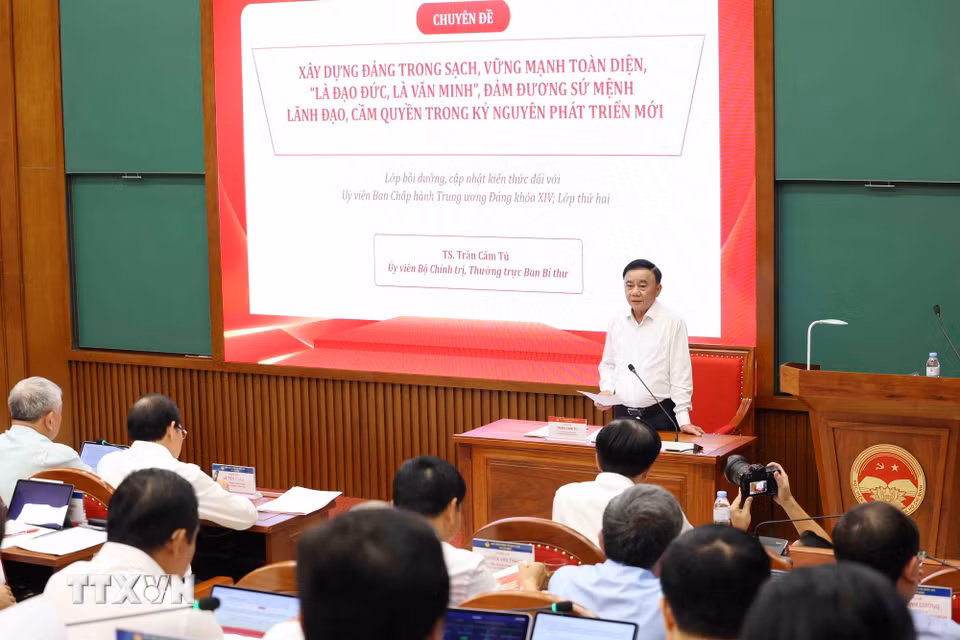 Thường trực Ban Bí thư Trần Cẩm Tú truyền đạt chuyên đề bồi dưỡng kiến thức đối với Ủy viên Trung ương Đảng khóa XIV. (Ảnh: Phương Hoa/TTXVN)