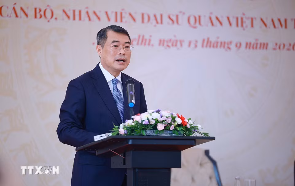 Thủ tướng Lê Minh Hưng phát biểu tại buổi gặp cán bộ, nhân viên Đại sứ quán Việt Nam tại Ấn Độ. (Ảnh: Dương Giang/TTXVN)