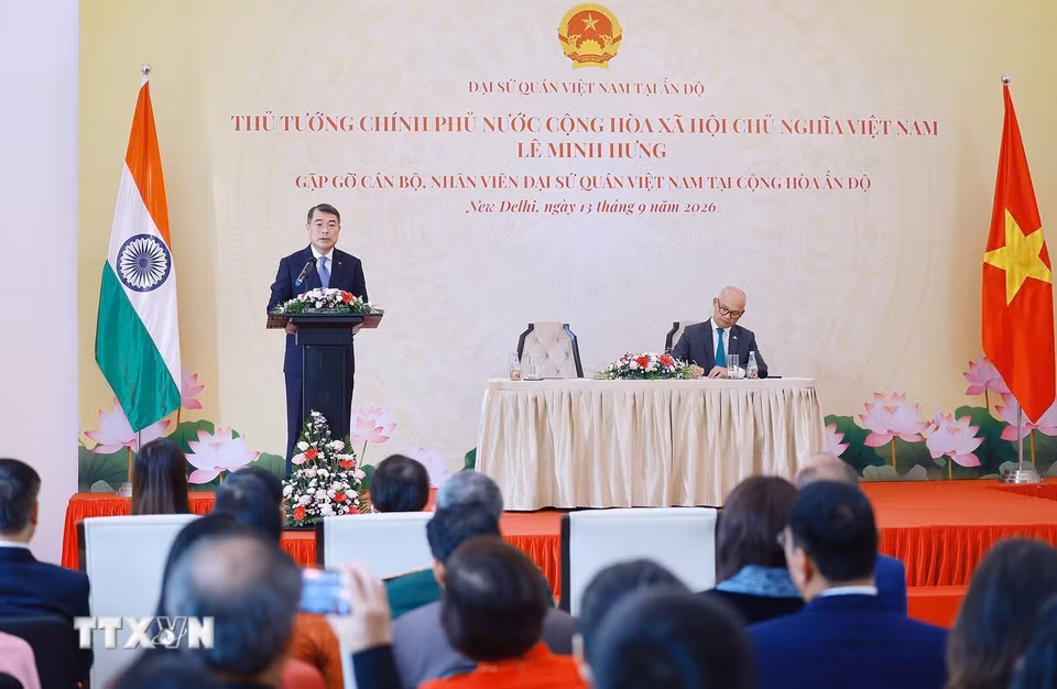 Thủ tướng Lê Minh Hưng phát biểu tại buổi gặp cán bộ, nhân viên Đại sứ quán Việt Nam tại Ấn Độ. (Ảnh: Dương Giang/TTXVN)