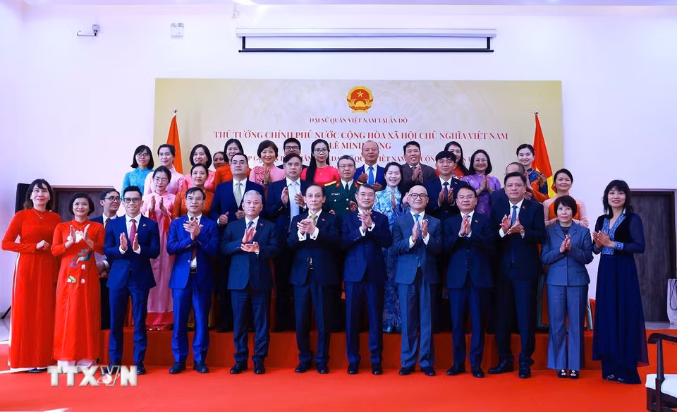 Thủ tướng Lê Minh Hưng với cán bộ, nhân viên Đại sứ quán Việt Nam tại Ấn Độ. (Ảnh: Dương Giang/TTXVN)