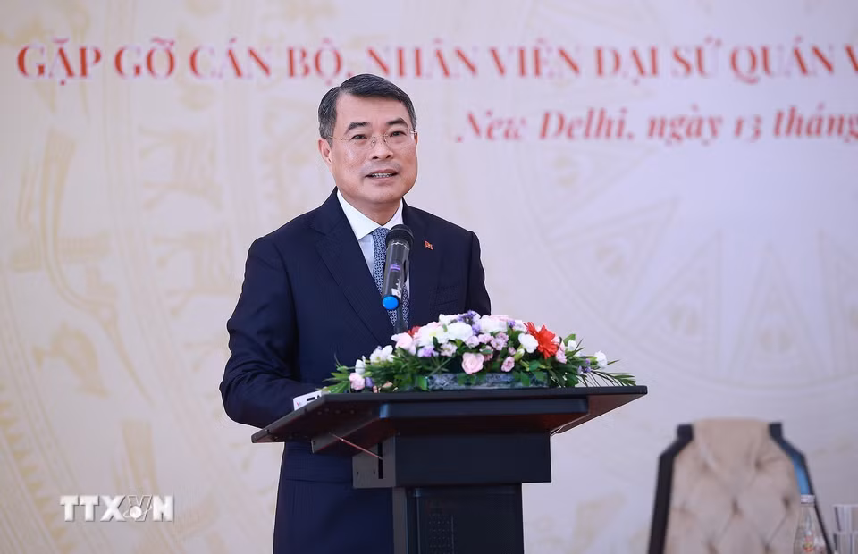 Thủ tướng Lê Minh Hưng phát biểu tại buổi gặp cán bộ, nhân viên Đại sứ quán Việt Nam tại Ấn Độ. (Ảnh: Dương Giang/TTXVN)
