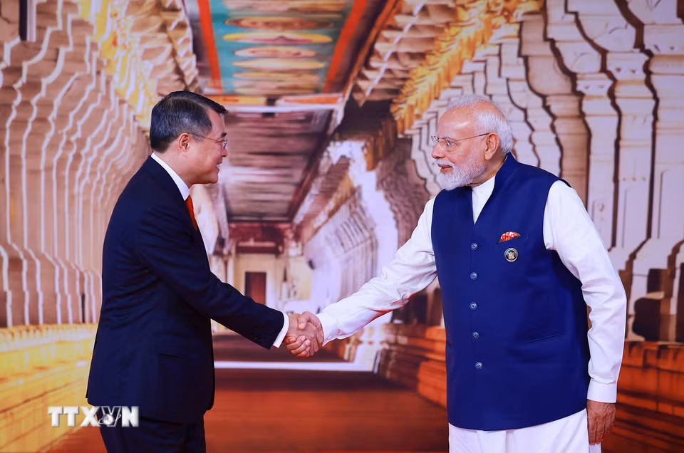 Thủ tướng Ấn Độ Narendra Modi đón Thủ tướng Lê Minh Hưng tham dự Hội nghị thượng đỉnh BRICS lần thứ 18. (Ảnh: Dương Giang/TTXVN)