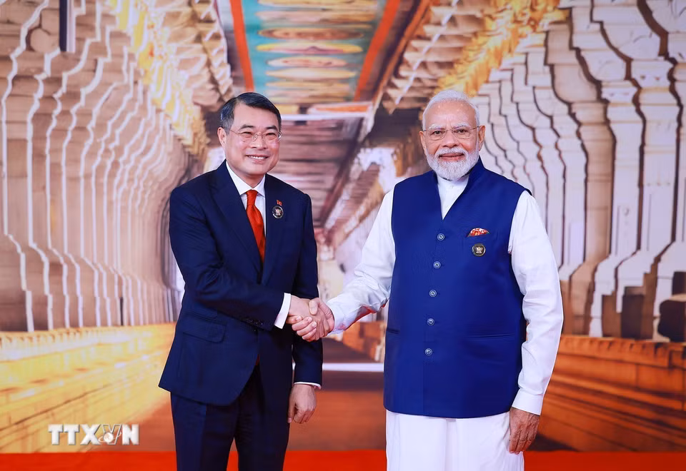 Thủ tướng Ấn Độ Narendra Modi đón Thủ tướng Lê Minh Hưng tham dự Hội nghị thượng đỉnh BRICS lần thứ 18. (Ảnh: Dương Giang/TTXVN)