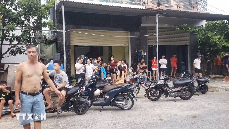 Người dân theo dõi lực lượng chức năng xử lý hiện trường vụ nổ tại thôn Phục Khải, xã Bình Xuyên, tỉnh Phú Thọ. (Ảnh: Hoàng Hùng/TTXVN)