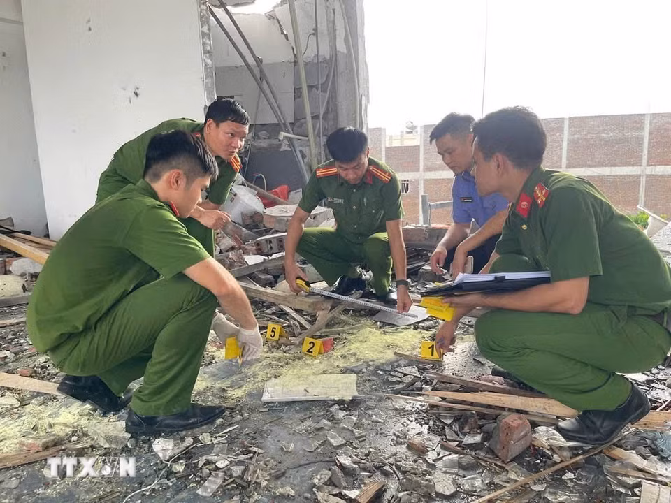 Lực lượng Công an khám nghiệm hiện trường vụ nổ tại khu nhà trọ ở thôn Phục Khải, xã Bình Xuyên, tỉnh Phú Thọ. (Ảnh: TTXVN phát)