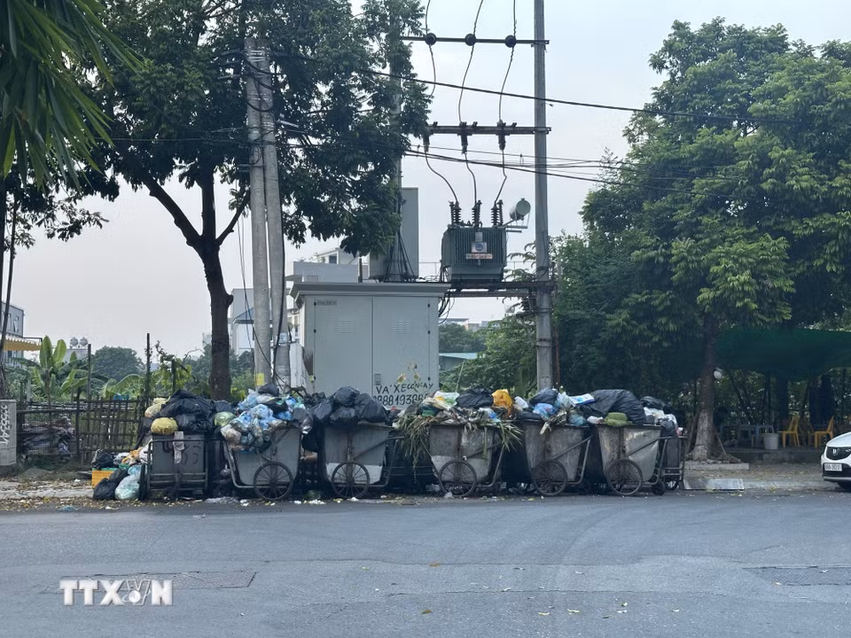 Rác thải chất đống nhiều ngày qua vẫn đang chờ lực lượng chức năng xử lý. (Ảnh: Nguyễn Thảo/TTXVN)